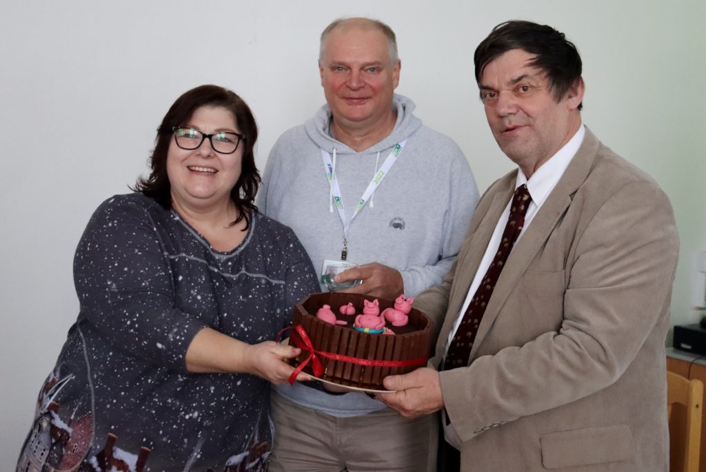 Jménem kolektivu Ing. Eva Wiesbauerová předala Ing. Rozkotovi dort jako poděkování za jeho manažerské schopnosti