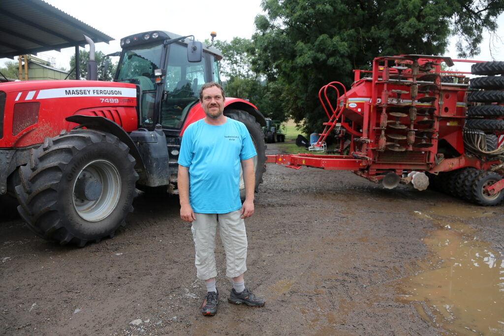 Hlinkovi jsou výborně strojově vybaveni, přičemž údržby a různých oprav mechanizace se ujímá zeť pana Hlinky Petr