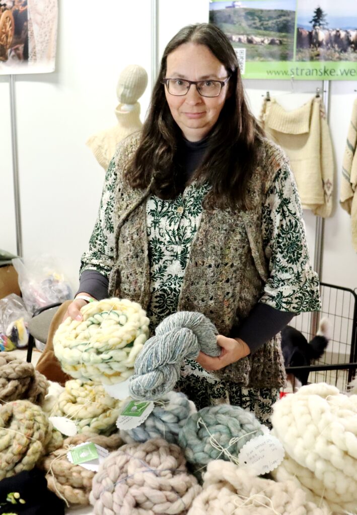 Předsedkyně Klubu zpracovatelů vlny a jiných přírodních materiálů Vladimíra Křenková představuje nabízený sortiment