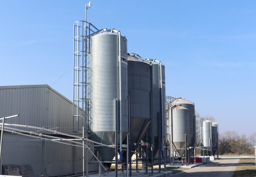 Na farmách již standardně využívají sila s tenzometrickým vážením a displejem pro zobrazení váhy