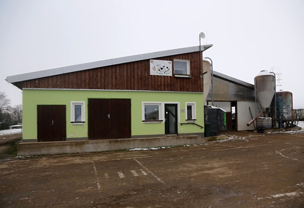 Před deseti lety bez jediné koruny dotace vybudovaná stáj, kde jsou situovány dojnice, je příjemnou a oku lahodící dominantou při vjezdu do obce Sirákov