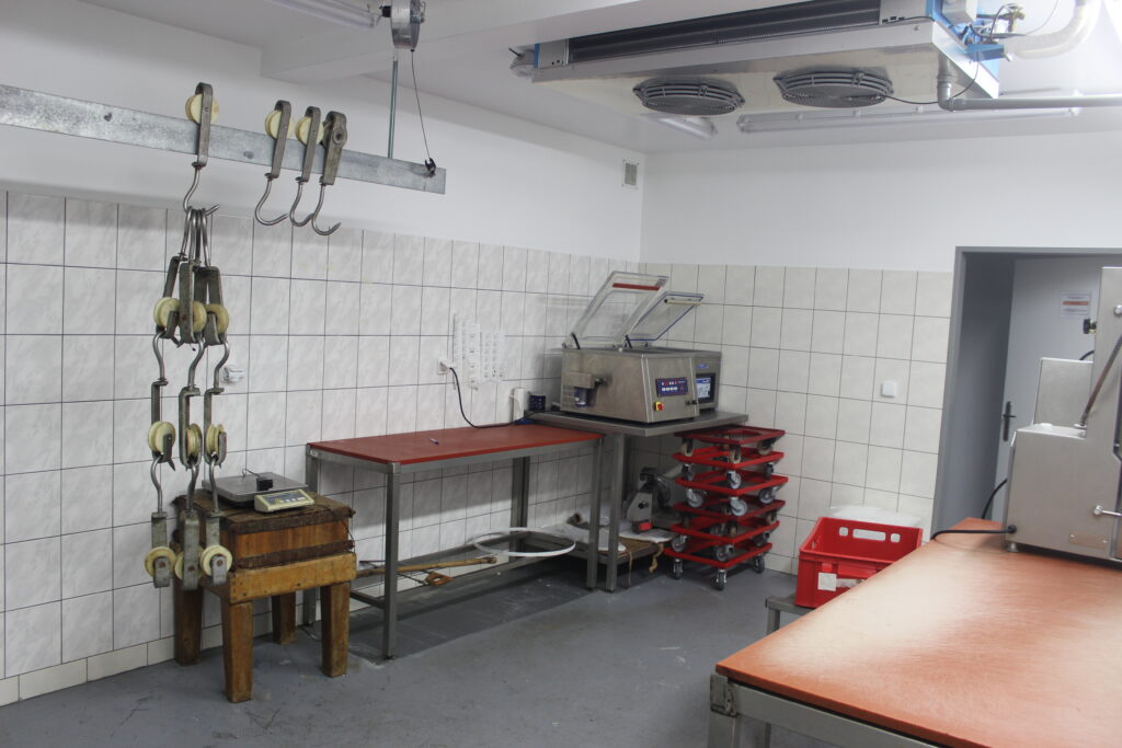 I u nás chovatelé jelenovitých zřizují na svých farmách provozy ke zpracování masa