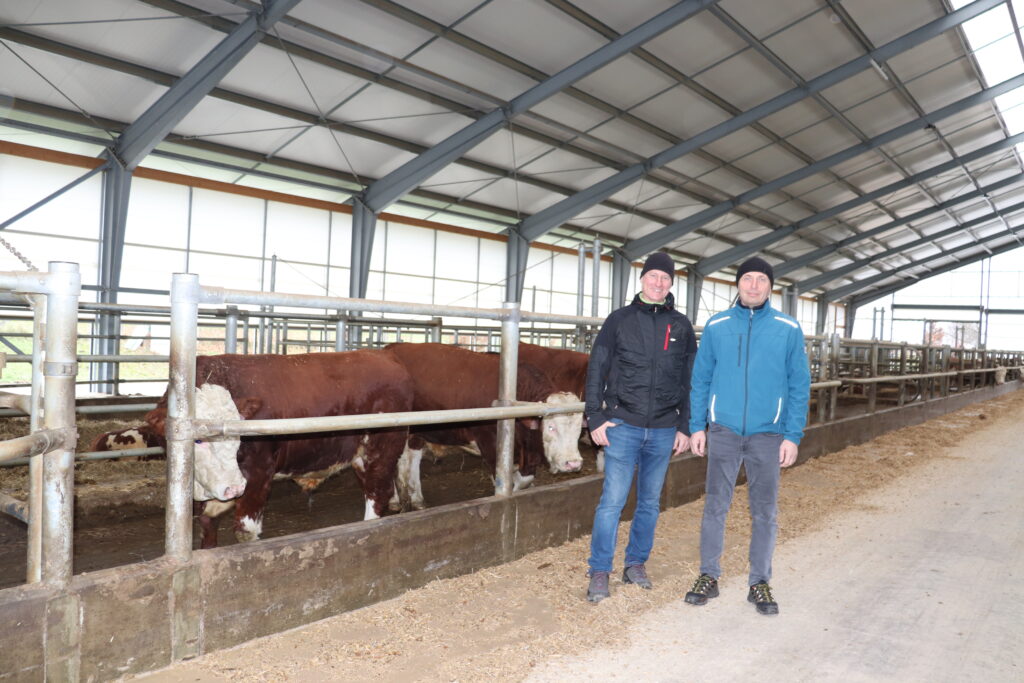 A s novou výkrmnou jsou spokojeni nejen býci, ale také Ing. Josef Cetkovský a Ing. Aleš Šmerda (zprava)