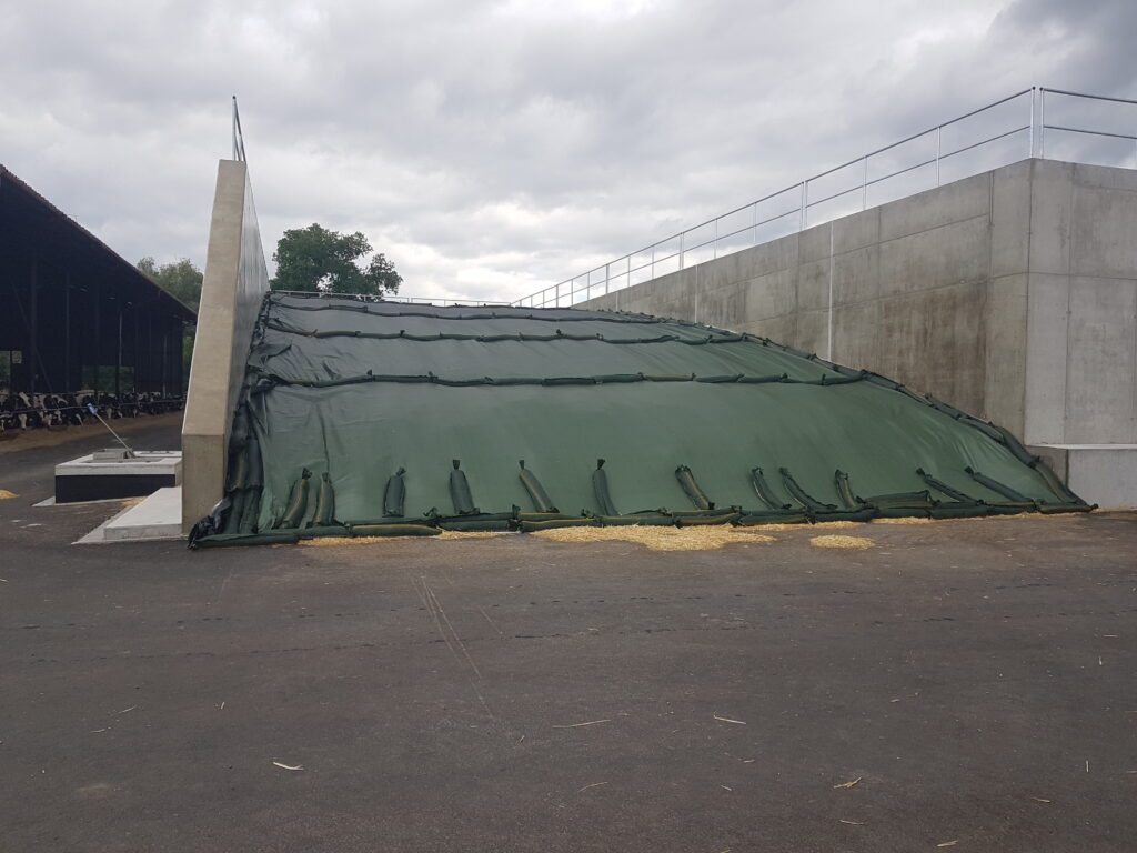 Dokonalé zakrytí siláže fólií je závěrečným, ale kritickým krokem