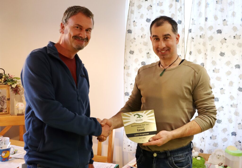 Mgr. Milan Daďourek předává Lukáši Neugebauerovi plaketu se statusem šlechtitelského chovu