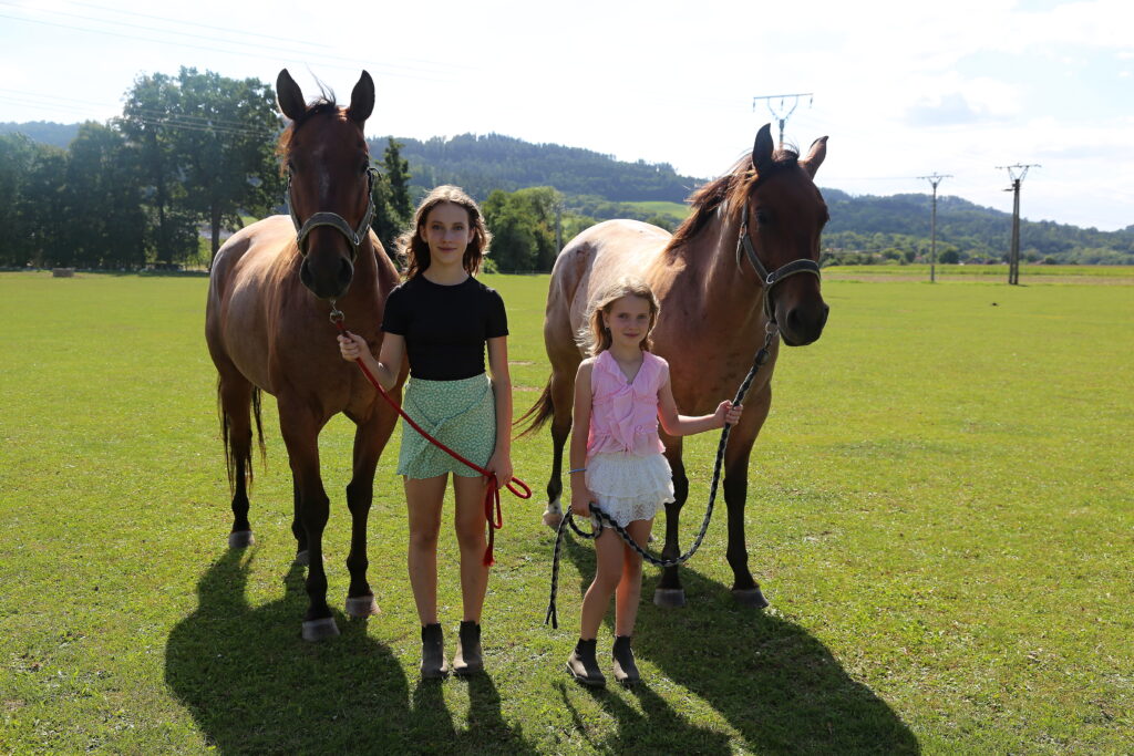 Ema s Lindou zdědily lásku ke koním po mamince 
