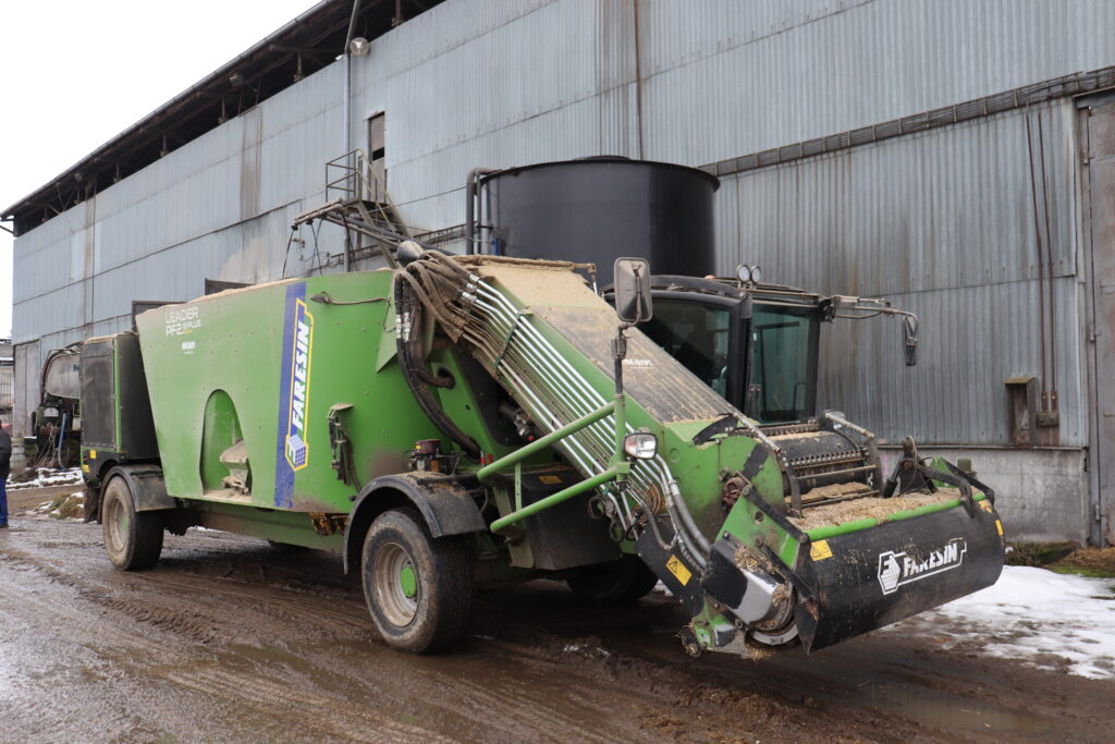 Větší nádrž na melasovou směs je ve středisku Zemětice. Jednoduchost dávkování – přímo do samochodného krmného vozu – si v podniku pochvalují	 