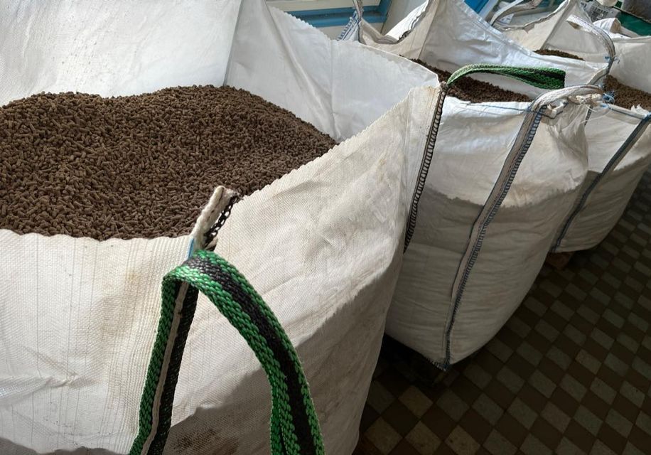 Pelety uložené ve sto kilogramovém big bagu