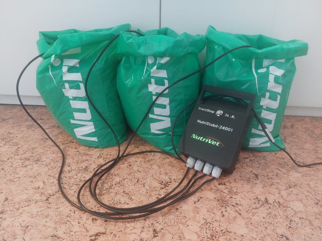 Přenosný datalogger se čtyřmi digitálními teplotními čidly a napájecím adaptérem