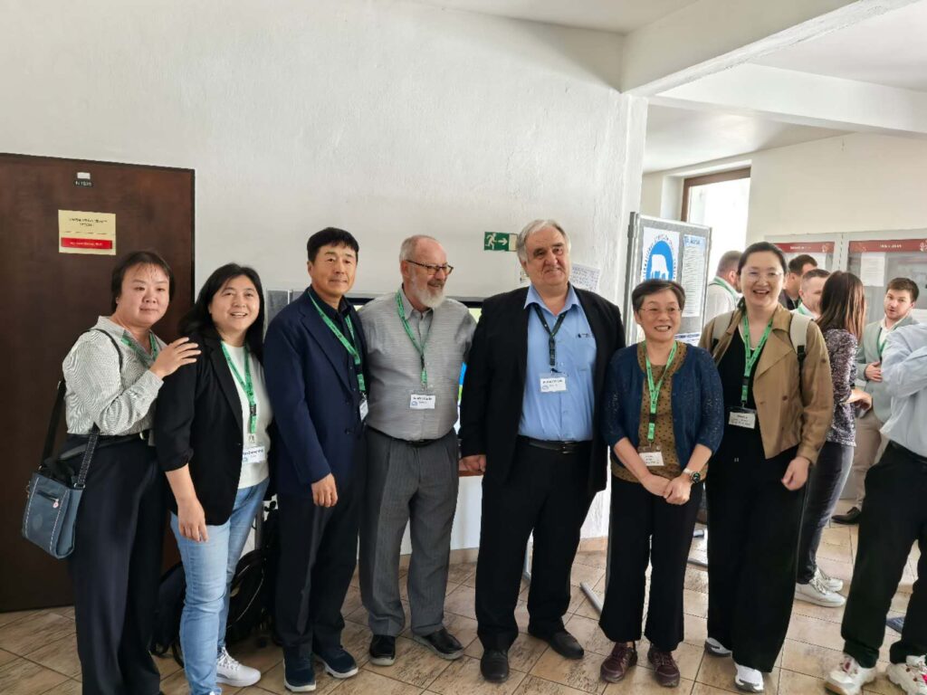 Účastníci XX. ISFC 2026 v Lednici (uprostřed Ing. Radko Loučka, CSc., po jeho levici Ing. Václav Jambor a po pravici prof. Yimin Cai ze Zhengzhou University, Čína; po obou stranách účastnice konference z Číny)